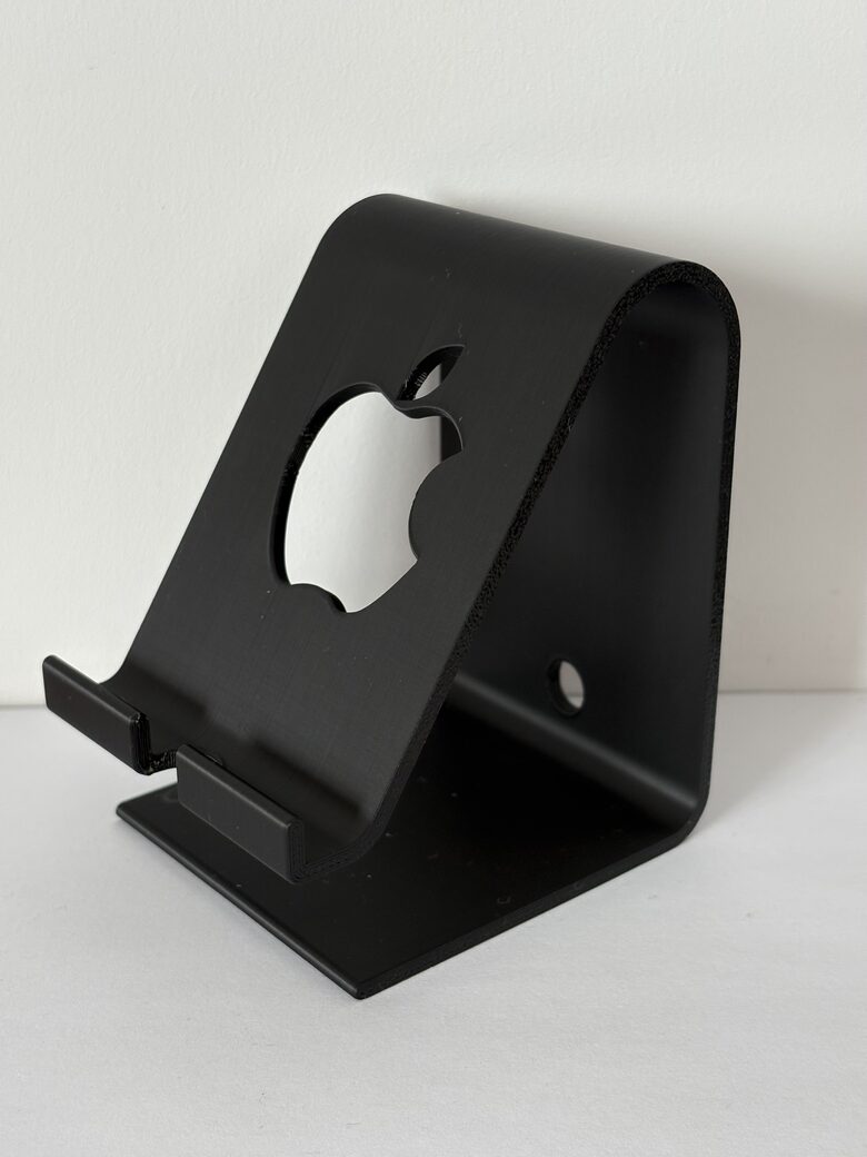 “3D printēts telefona turētājs – moderns galda statīvs”