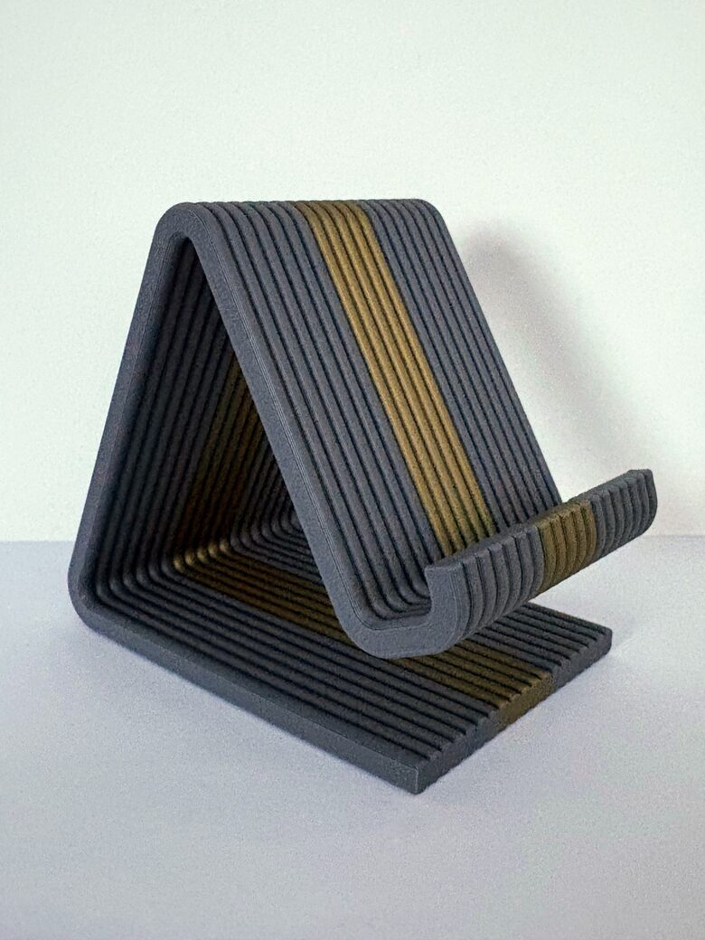 “3D printēts telefona turētājs – moderns galda statīvs”